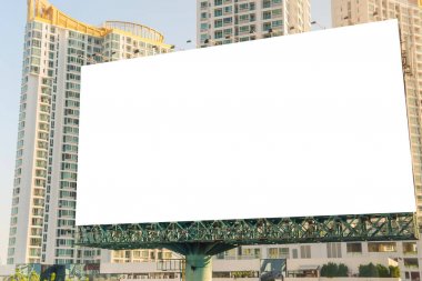 Billboard advertisin için şehir görünümü arka plan ile yolda boş