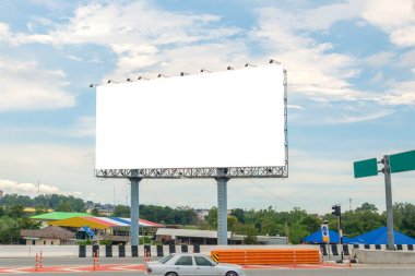 Billboard advertisin için şehir görünümü arka plan ile yolda boş