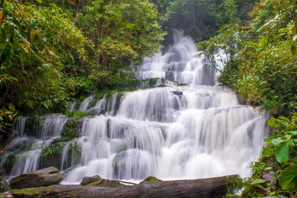 Belle cascade en forêt tropicale au phu baignoire berk montagne phet — Photo