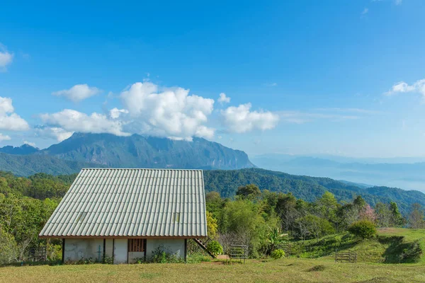 Landscape of hut in Mountain valley at Doi Luang Chiang Dao, Chi — Stock Photo, Image