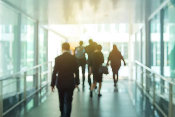 Flou Les gens Marcher dans le couloir du centre d'affaires — Photo