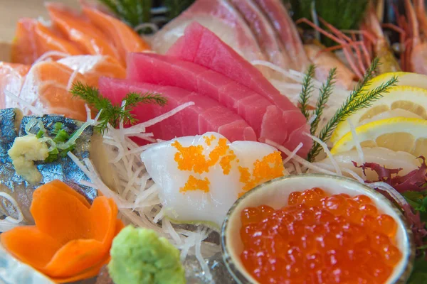 Somon çiğ sashimi suşi karides plaka, Japon yemekleri ile