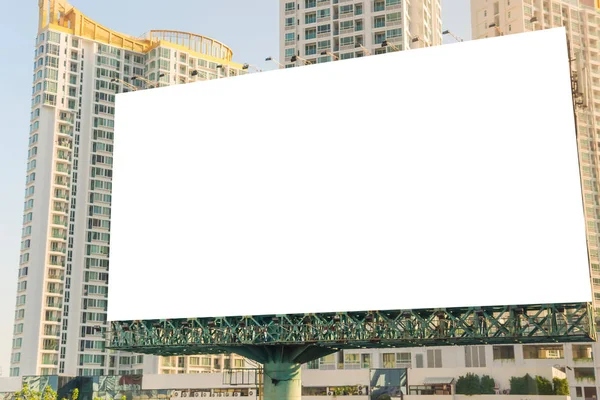 Cartelera en blanco en la carretera con fondo de vista de la ciudad para los anunciantes —  Fotos de Stock