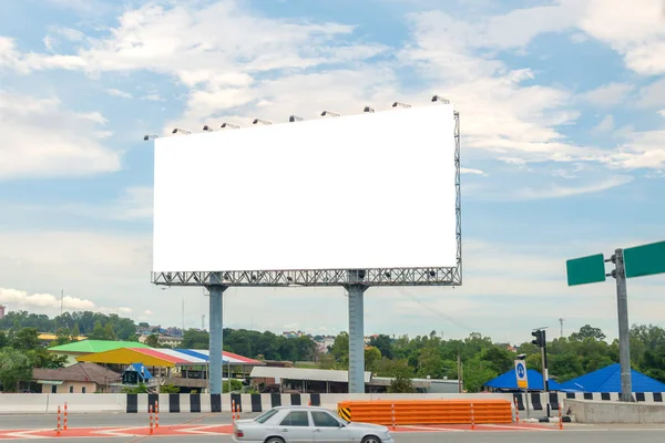 Cartellone bianco su strada con sfondo vista città per la pubblicitàin — Foto Stock