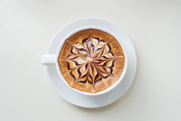 Latte sanat kahve veya kapuçino ayırma beyaz masa arka plan üzerinde — Stok fotoğraf