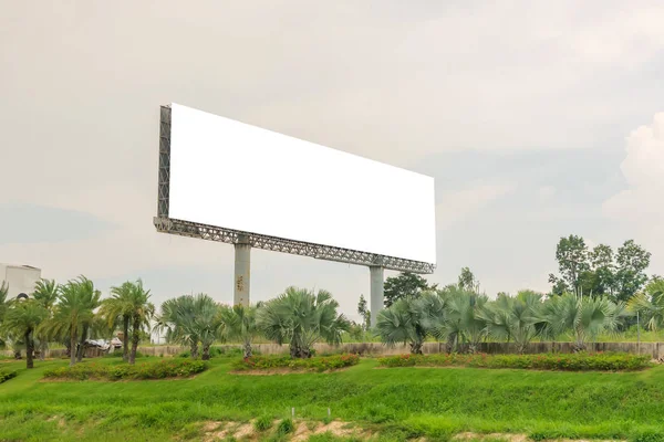 Cartelera en blanco en la carretera del campo para publicidad fondo —  Fotos de Stock