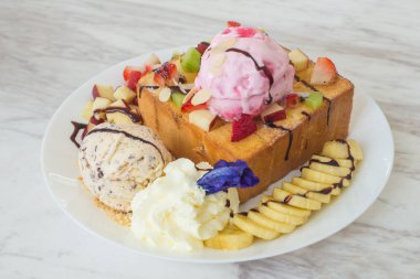 Bal tost ve karışık meyve dondurmalı ekmek üzerinde