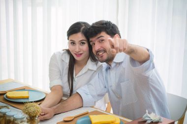 Yemek odasında kahvaltı hamile kadın kocasıyla