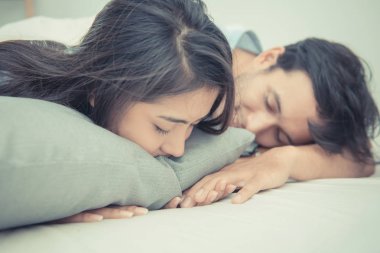 Genç Çift Yataklı vagon ve yatak odasında yatağın üzerinde rahatlatıcı