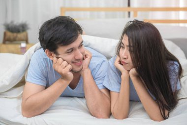 Genç Çift Yataklı vagon ve yatak odasında yatağın üzerinde rahatlatıcı