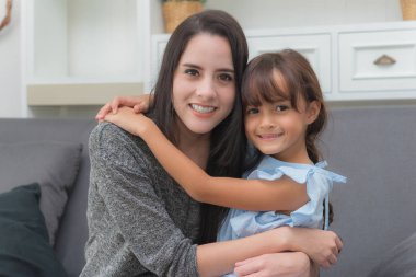 Güzel genç kadın kanepe oturma r kız kardeşi sarılma