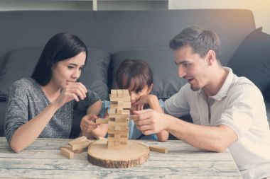 mutlu bir aile ve ahşap bloklar oynarken kızı hom kule
