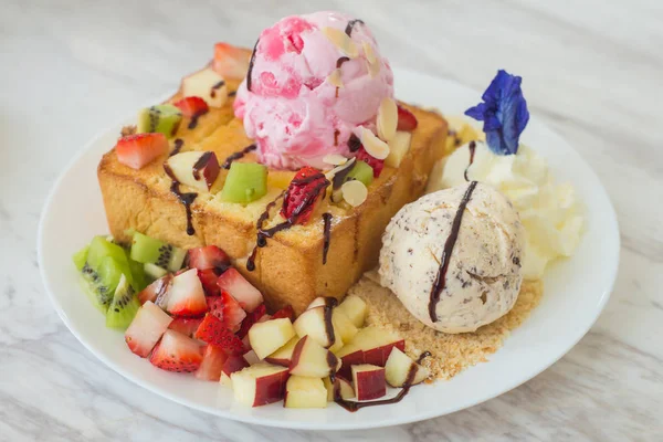 Honey toast a zmrzliny s ovocné směsi na chléb — Stock fotografie
