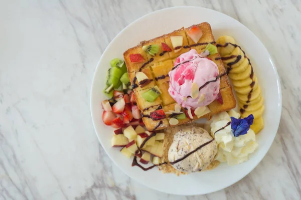 Honey toast a zmrzliny s ovocné směsi na chléb — Stock fotografie