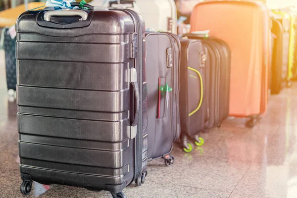 Bagage dat bestaat uit grote koffers rugzakken en reistas — Stockfoto