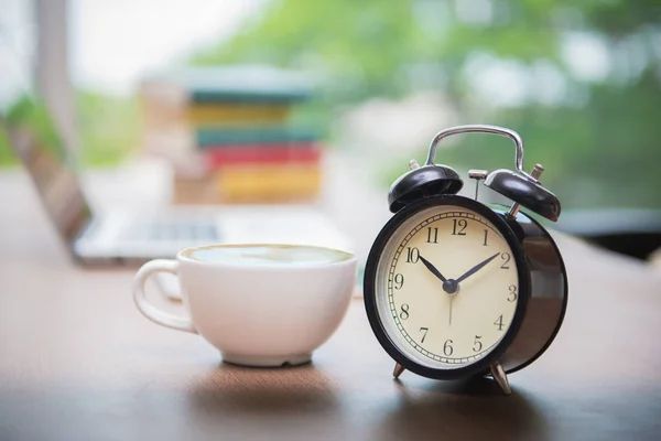 Reloj despertador retro con taza de capuchino en la mesa en la oficina, Cof —  Fotos de Stock