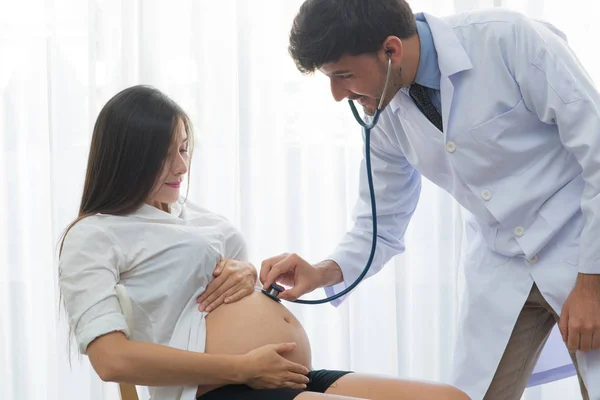 Medico misura la pressione di una donna incinta con stethoscop — Foto Stock