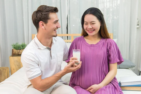 Mujer embarazada sosteniendo un vaso de leche fresca para la atención médica en b — Foto de Stock