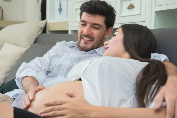 Mujer embarazada y marido son pareja feliz esperando un bebé en —  Fotos de Stock