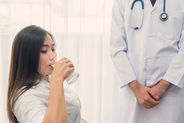 Donna incinta In possesso di un bicchiere di latte fresco per la salute — Foto Stock