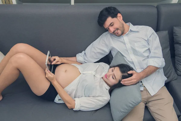 Hamile kadın ve kocası mutlu çift üzerinde bir bebek bekliyor vardır — Stok fotoğraf