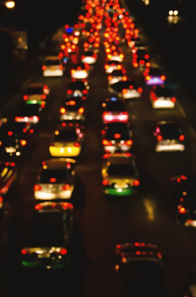 Abstém bokeh borrão de engarrafamento da noite na estrada na cidade — Fotografia de Stock