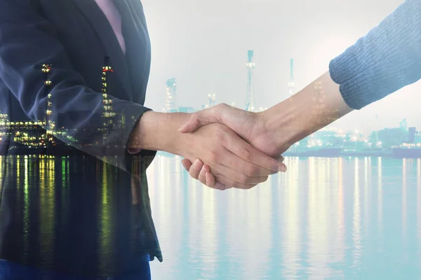 Doppia esposizione di business handshake e uomini d'affari su dea — Foto Stock
