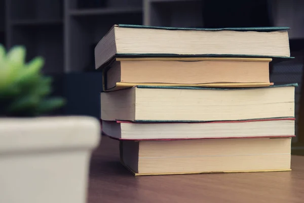 Pacote de pilha de livro na mesa na sala de trabalho no escritório — Fotografia de Stock