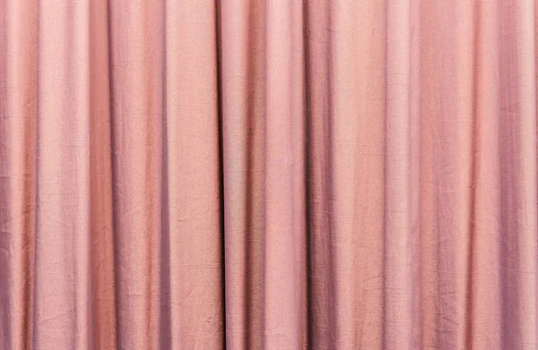 Weißer Vorhang leicht geöffnet im gemütlichen Hinterzimmer — Stockfoto
