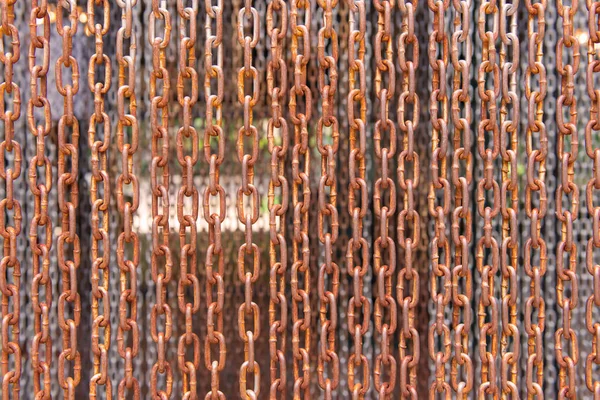 Zavěšené nerezové řetězce, abstraktní metal pro pozadí — Stock fotografie