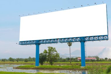 Büyük boş ilan panosu yeni reklam için hazır.