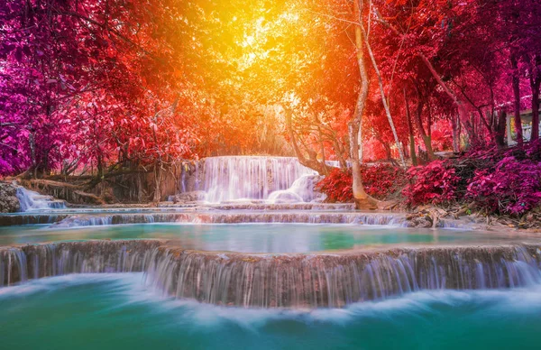 Cachoeira na floresta tropical (Tat Kuang Si Cachoeiras em Luang praba — Fotografia de Stock