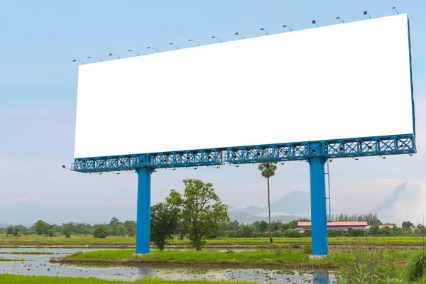 Große weiße Plakatwand bereit für neue Werbung — Stockfoto