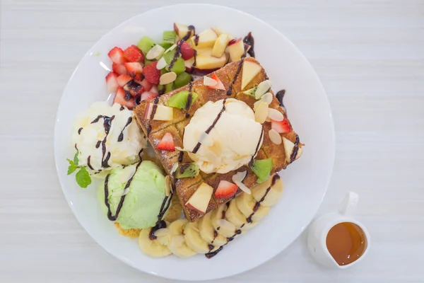 Honung toast och glass med blandad frukt på bröd — Stockfoto