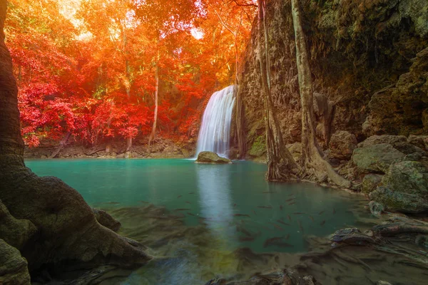 Cascada en bosque profundo en el Parque Nacional de la Cascada de Erawan — Foto de Stock