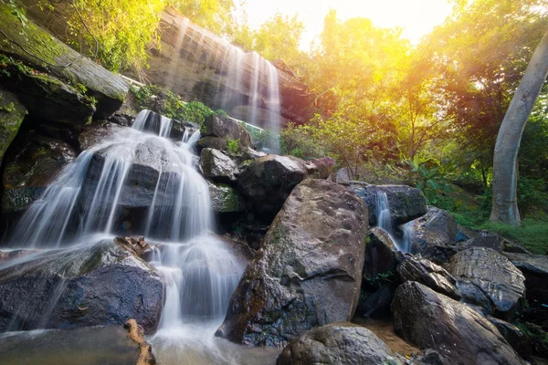 Vodopád krásné v deštném pralese na tak Da jeskyně Roi et Thailan — Stock fotografie