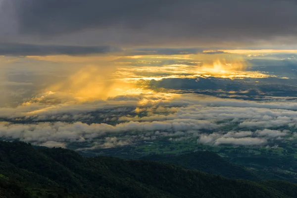 Горы под туманом утром с восходом солнца на Олухе Фу Туб — стоковое фото