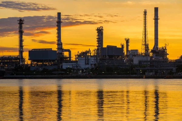 Fábrica de refinaria de petróleo no crepúsculo Bangkok Tailândia — Fotografia de Stock