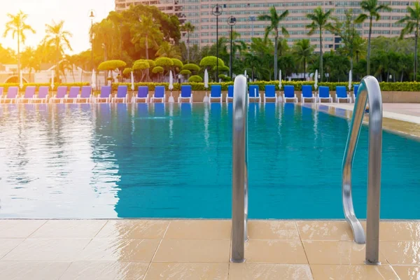 Piscina blu in hotel con scala — Foto Stock