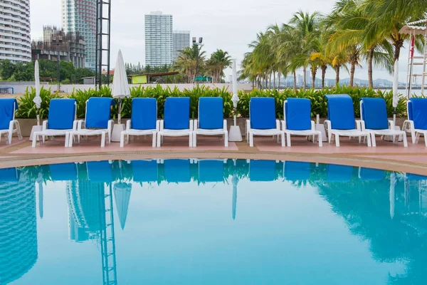 Lettino vicino alla piscina dell'hotel — Foto Stock