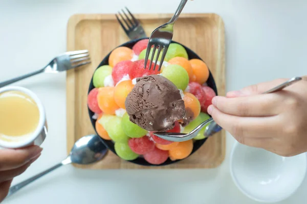 Fructe mixte cu lapte condensat îndulcit pe înghețată — Fotografie, imagine de stoc