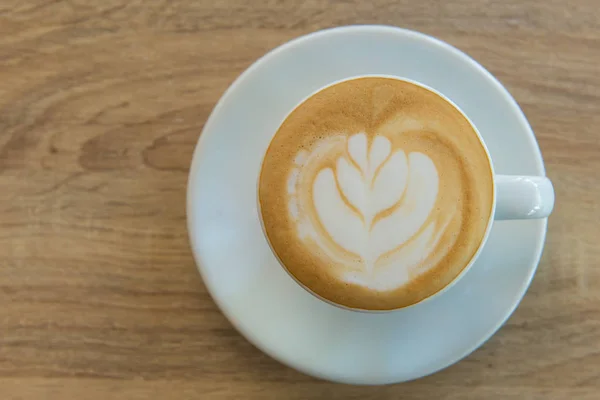 Latte-Art-Kaffee oder Cappuccino auf Holztischhintergrund — Stockfoto