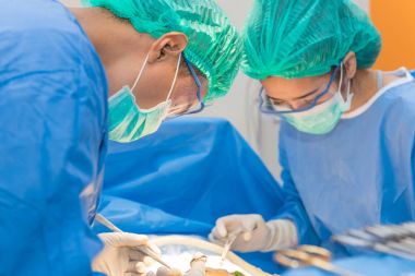 Tıbbi doktor doktor veya cerrahi ekibi ile operasyon odasında 