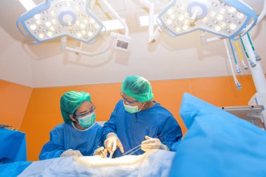 Tıbbi doktor doktor veya cerrahi ekibi ile operasyon odasında 