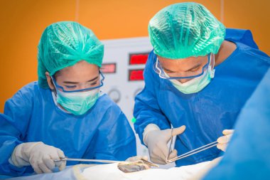 Tıbbi doktor doktor veya cerrahi ekibi ile operasyon odasında 