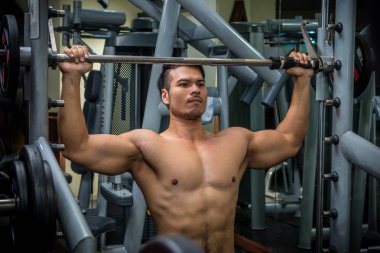 kişisel fitness eğitmeni göstermek onun kas veya güçlü kel bodybui
