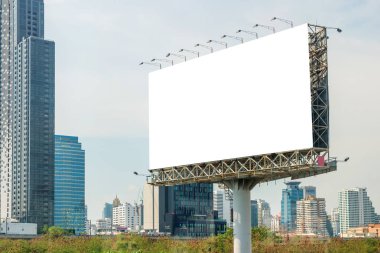 İlan panosu reklam arkaplanı için yolda boş.