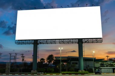 Billboard veya reklam poster için alacakaranlık zamanında karayolu üzerinde 