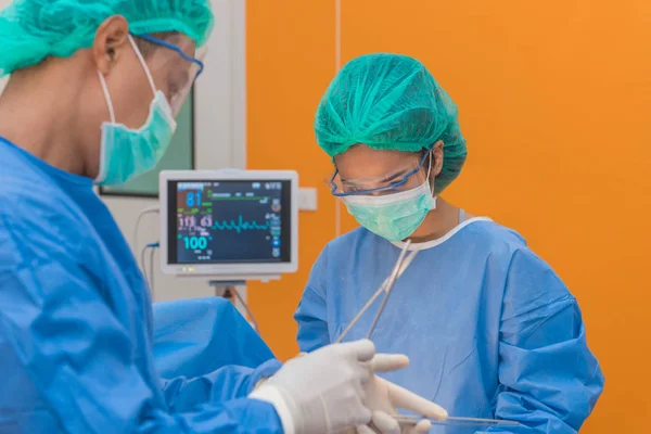 Médico médico o equipo de cirugía en la sala de operaciones con — Foto de Stock