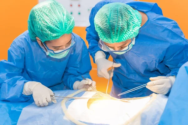 Médico médico o equipo de cirugía en la sala de operaciones con — Foto de Stock